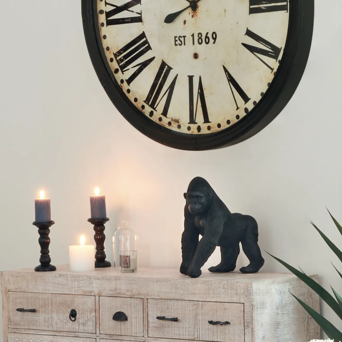 Statue gorille en mouvement