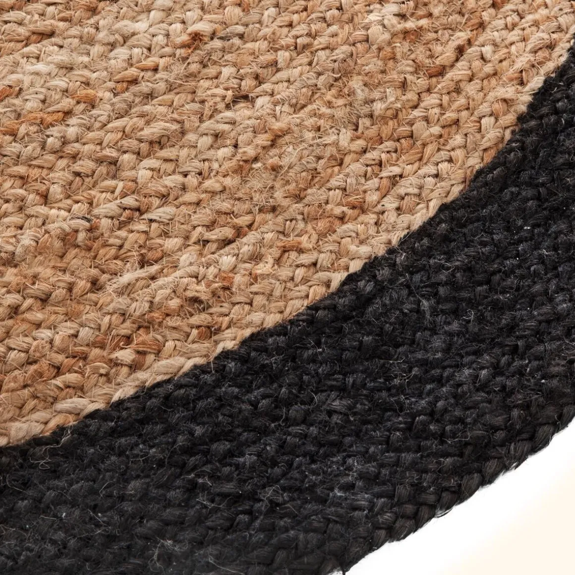 Tapis en jute bord noir